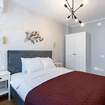Apartment 2br Gem With Breathtaking Views & Balcony Bliss *