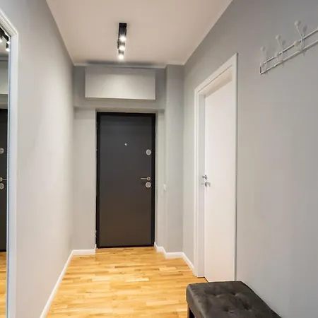 Apartment 2br Gem With Breathtaking Views & Balcony Bliss *