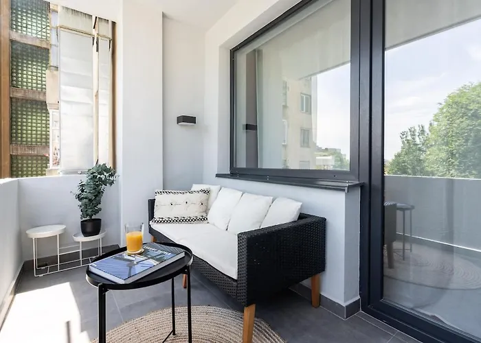 Apartment 2br Gem With Breathtaking Views & Balcony Bliss