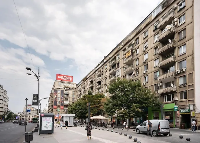 Apartment 2br Gem With Breathtaking Views & Balcony Bliss *