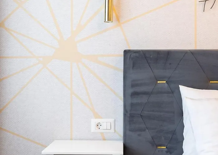 Apartment 2br Gem With Breathtaking Views & Balcony Bliss