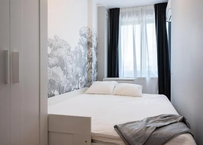 Apartment 2br Gem With Breathtaking Views & Balcony Bliss