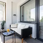 Apartamento 2br Gem With Breathtaking Views & Balcony Bliss