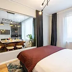 2br Gem With Breathtaking Views & Balcony Bliss Apartamento *