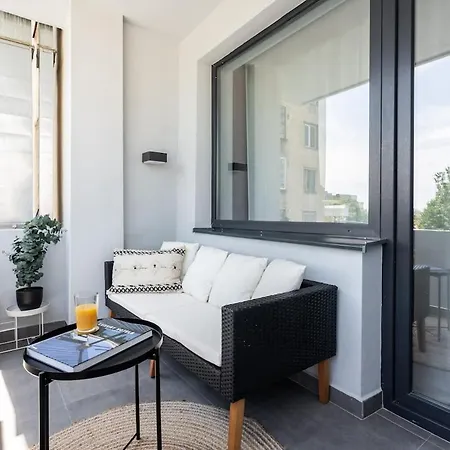 Apartman 2br Gem With Breathtaking Views & Balcony Bliss