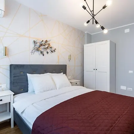 Apartment 2br Gem With Breathtaking Views & Balcony Bliss *