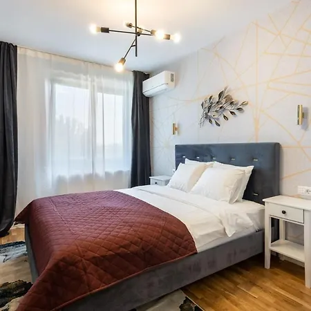 2br Gem With Breathtaking Views & Balcony Bliss Apartman *