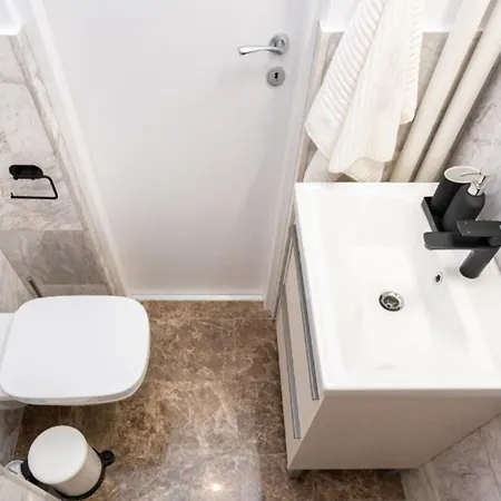 2br Gem With Breathtaking Views & Balcony Bliss *