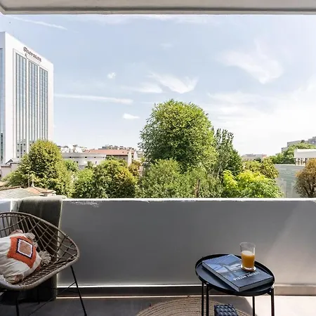 2br Gem With Breathtaking Views & Balcony Bliss Apartamento