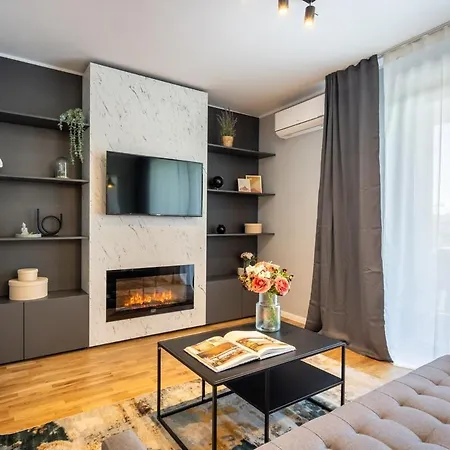 Apartment 2br Gem With Breathtaking Views & Balcony Bliss *