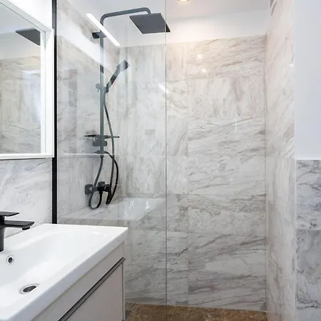 Apartment 2br Gem With Breathtaking Views & Balcony Bliss *