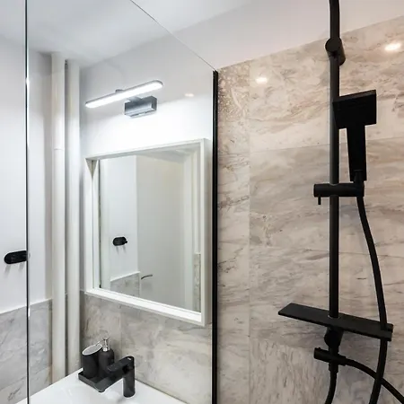 Apartment 2br Gem With Breathtaking Views & Balcony Bliss *