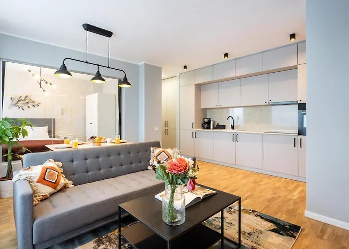 דירה 2br Gem With Breathtaking Views & Balcony Bliss