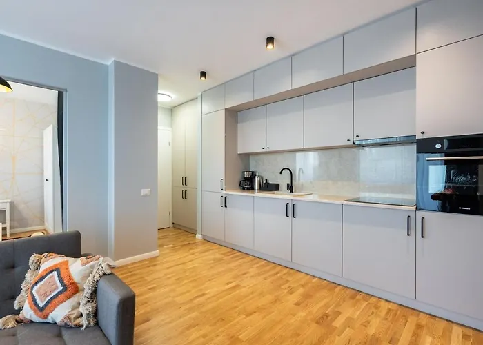 2br Gem With Breathtaking Views & Balcony Bliss Апартаменти