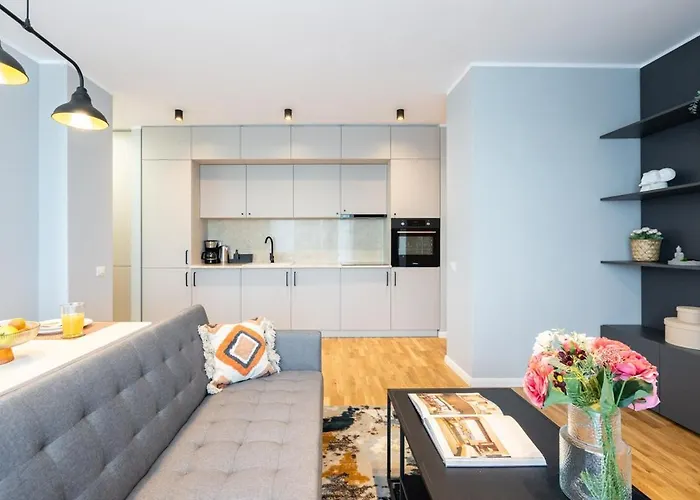 דירה 2br Gem With Breathtaking Views & Balcony Bliss