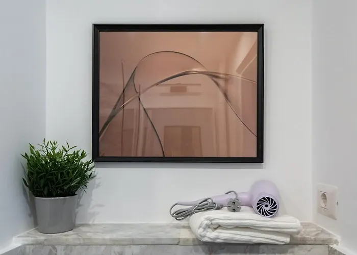 2br Gem With Breathtaking Views & Balcony Bliss דירה *