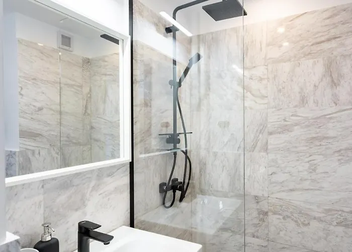 דירה 2br Gem With Breathtaking Views & Balcony Bliss *