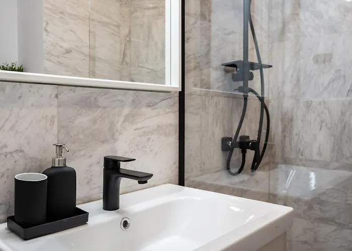 2br Gem With Breathtaking Views & Balcony Bliss Апартаменти *