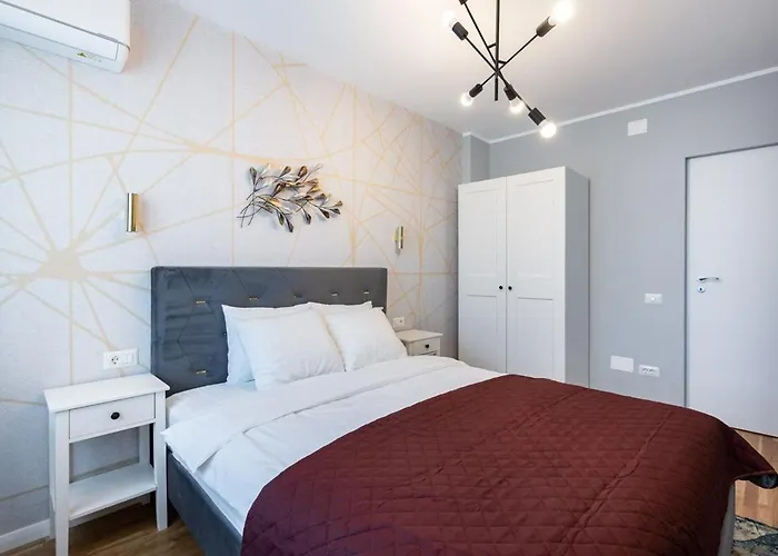 דירה 2br Gem With Breathtaking Views & Balcony Bliss *