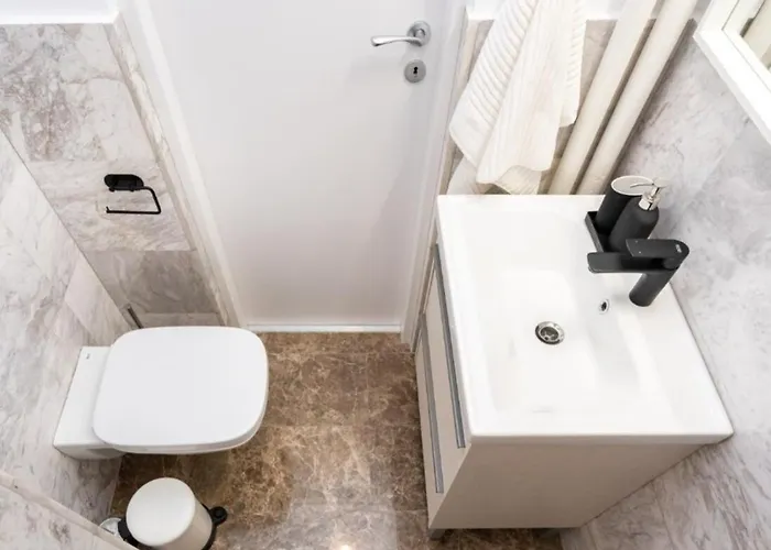 2br Gem With Breathtaking Views & Balcony Bliss *