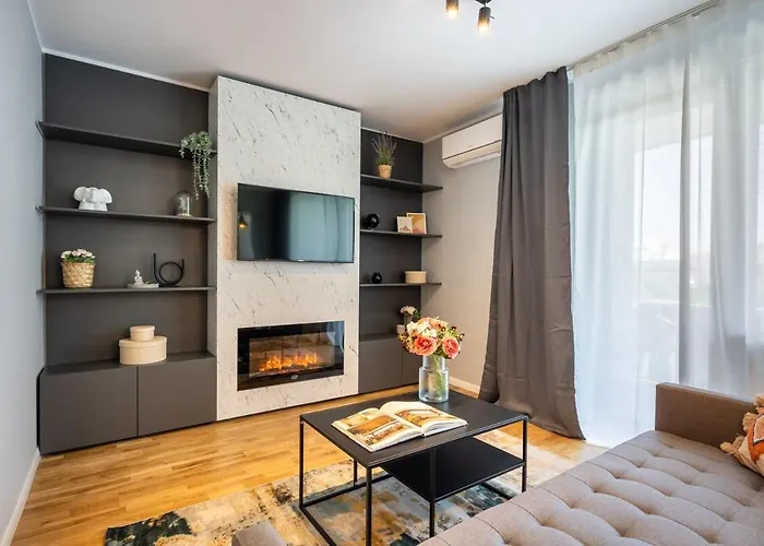 דירה 2br Gem With Breathtaking Views & Balcony Bliss *