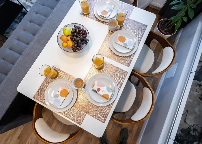 2br Gem With Breathtaking Views & Balcony Bliss Апартаменти *