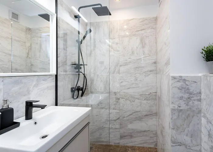 דירה 2br Gem With Breathtaking Views & Balcony Bliss *