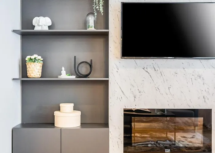 2br Gem With Breathtaking Views & Balcony Bliss *