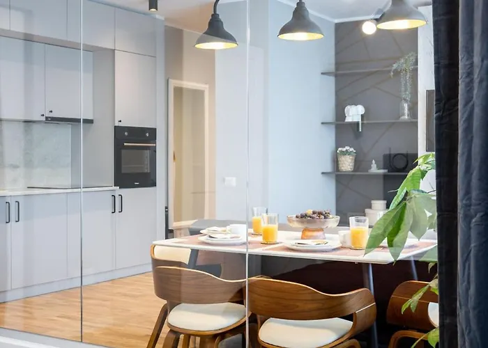 Appartement 2br Gem With Breathtaking Views & Balcony Bliss