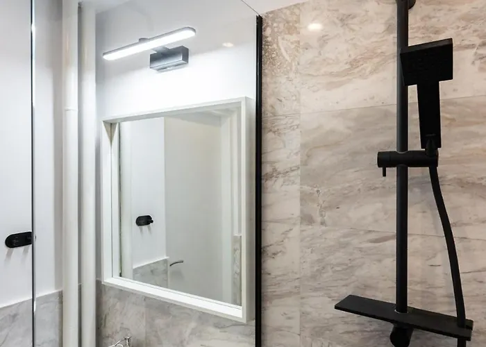 דירה 2br Gem With Breathtaking Views & Balcony Bliss *