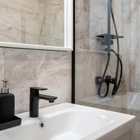 2br Gem With Breathtaking Views & Balcony Bliss 公寓 *