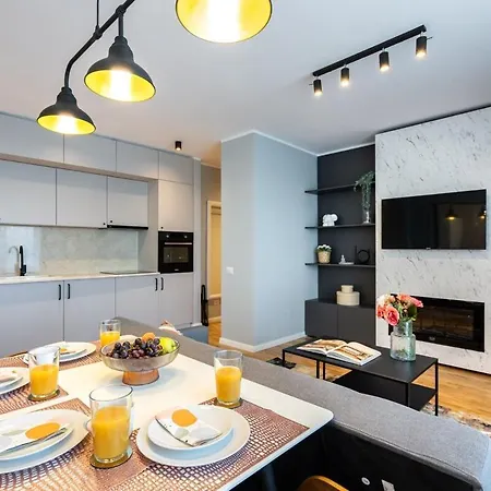 2br Gem With Breathtaking Views & Balcony Bliss 布加勒斯特