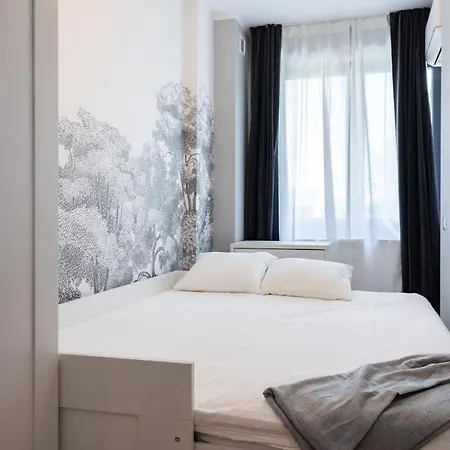 Apartment 2br Gem With Breathtaking Views & Balcony Bliss