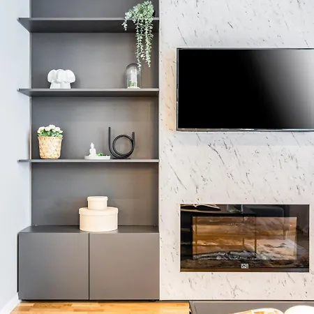 2br Gem With Breathtaking Views & Balcony Bliss *