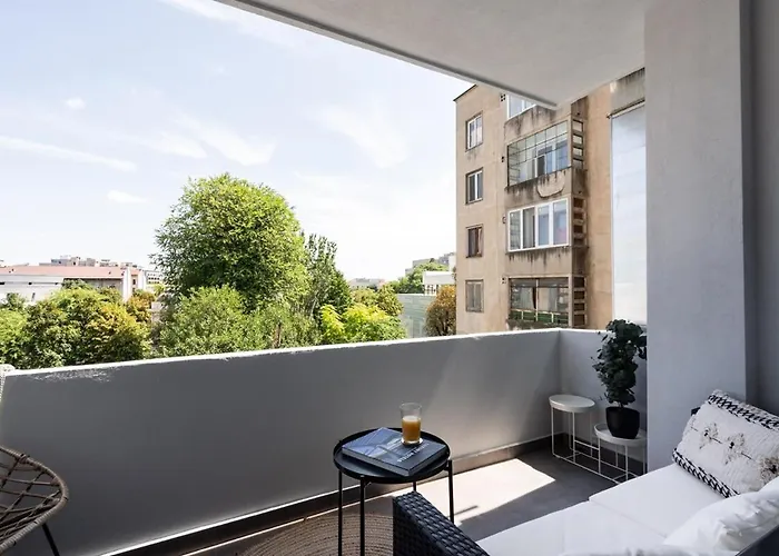 2br Gem With Breathtaking Views & Balcony Bliss Apartamento