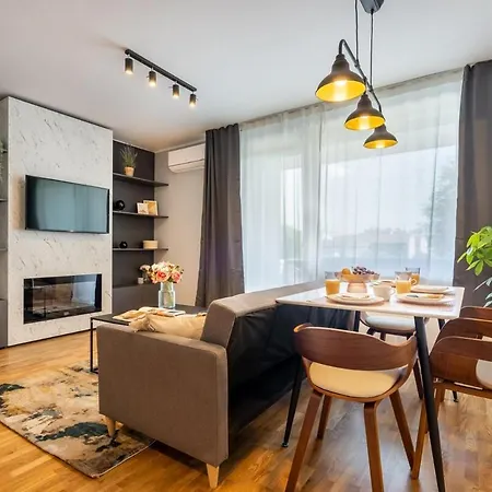 2br Gem With Breathtaking Views & Balcony Bliss Bükreş